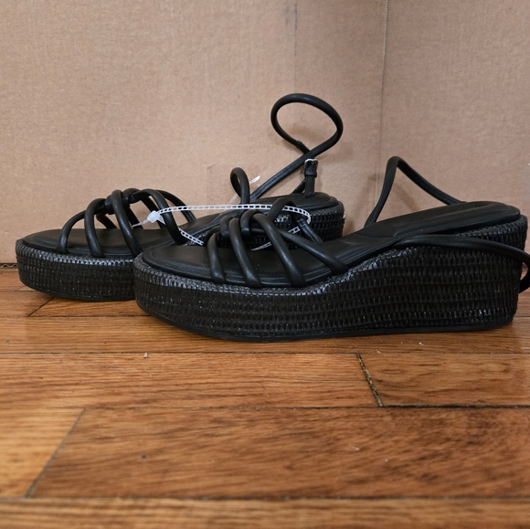 DKNY Sandals in Size 8.5 - Picture 4 of 6